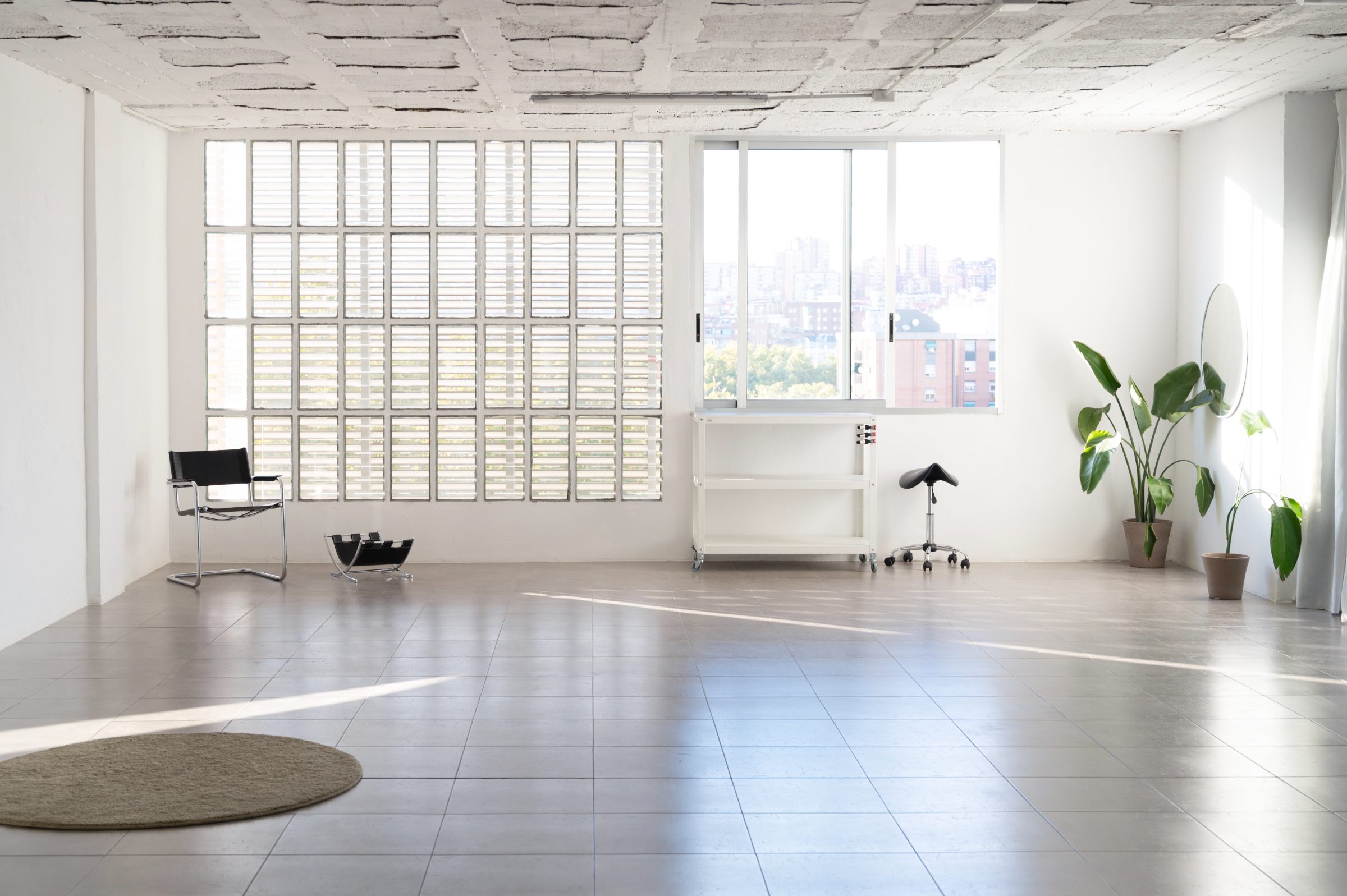 Space 1 de The Office Studio con luz natural y espacio versátil para fotografía y creación de contenido en Barcelona.