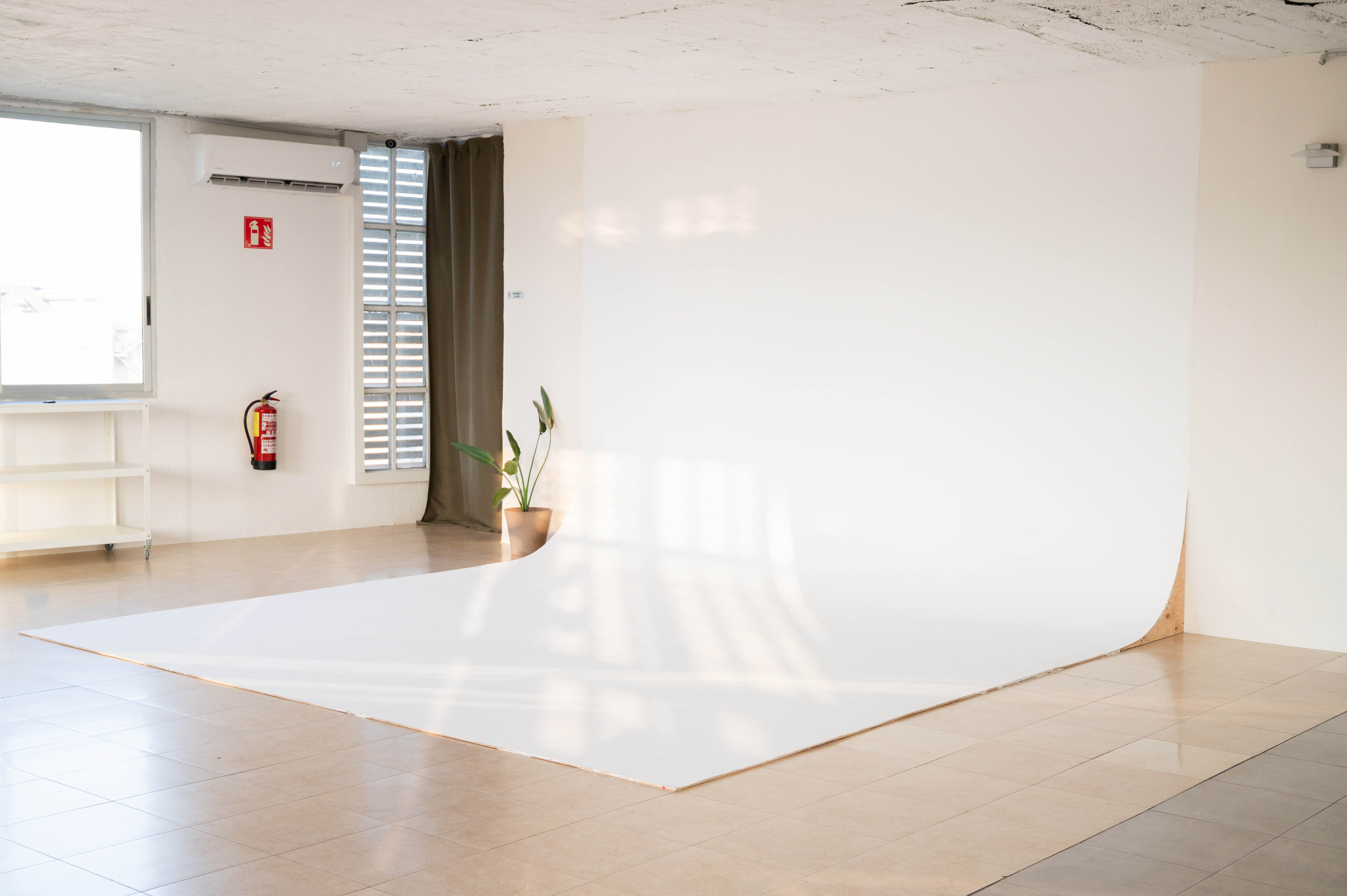 Space 2 con ciclorama de 3,40 × 4,40 m para campañas, vídeo y producciones creativas en Barcelona.
