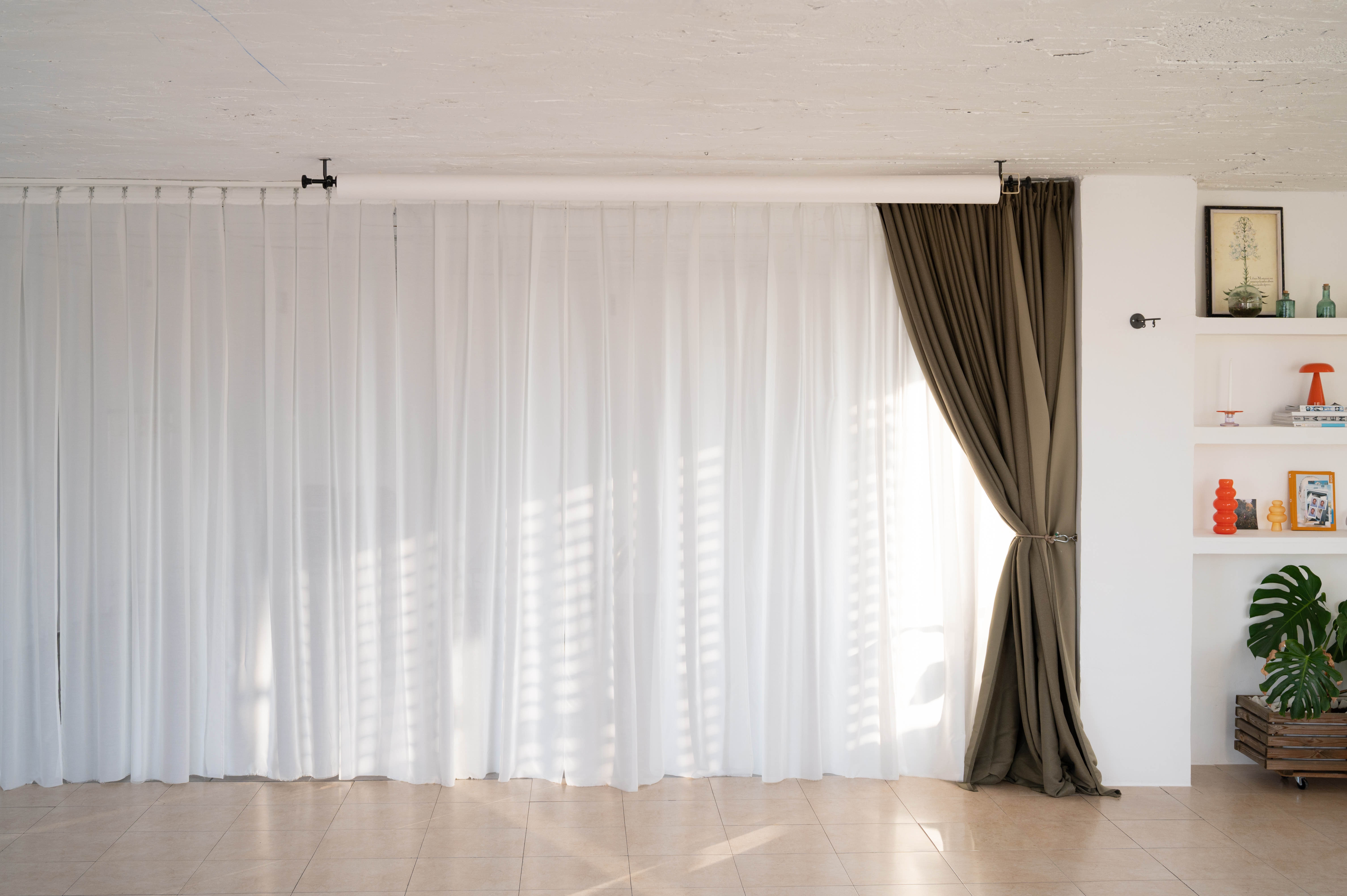 Pared de cortinas y luz difusa, ideal para campañas y editoriales