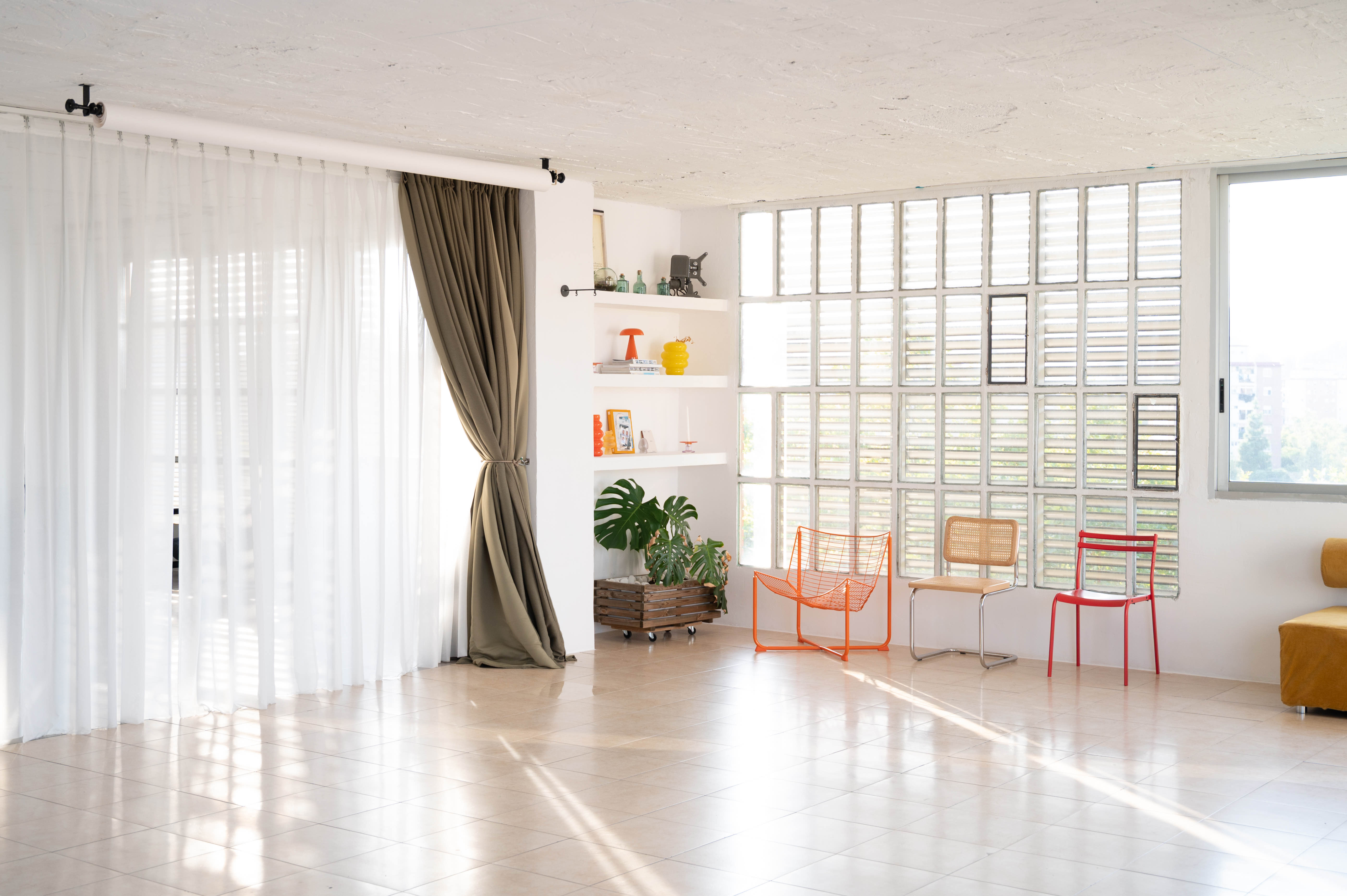 Space 2 del estudio en Barcelona con ciclorama, luz natural y grandes ventanales